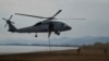 Fuerzas especiales de España aterrizan en una playa desde un helicóptero militar durante el ejercicio Steadfast Dart 2025, en el que participan unas 10.000 tropas de 9 naciones en la mayor operación de la OTAN planificada este año, en Nea Anchialos, Grecia, 13 de febrero de 2025.