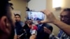 Un periodista usa un teléfono móvil durante una conferencia de prensa con miembros del Parlamento Europeo en Managua, Nicaragua, el 26 de enero de 2019.