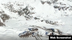 imagen de video de las montañas Dolomitas, en Italia, donde un esquiador murió el domingo a causa de una avalancha cerca de un refugio de montaña.