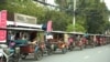 រូបឯកសារ៖ រ៉ុឺម៉ក​កង់​បី​កំពុង​រង់​ចាំ​ដឹក​ភ្ញៀវជាតិ​និង​អន្តរជាតិ​ទៅ​ទស្សនា​​ស្នាដៃ​ថត​រូប​​​ដែល​ត្រូវ​បាន​ដាក់​បង្ហាញ​នៅ​តាម​ទីតាំង​ខុស​ៗ​គ្នា​ក្នុង​រាជធានី​ភ្នំពេញ​កាល​ពី​ថ្ងៃទី​០៦ ខែ​តុលា ឆ្នាំ ២០១៨។ (ទុំ ម្លិះ/VOA)