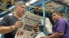 Operarios de las rotativas del diario La Prensa de Nicaragua, contemplan el histórico periódico que vive una grave situación debido a las presiones del Gobierno de Daniel Ortega. Foto: Donaldo Hernández/VOA.