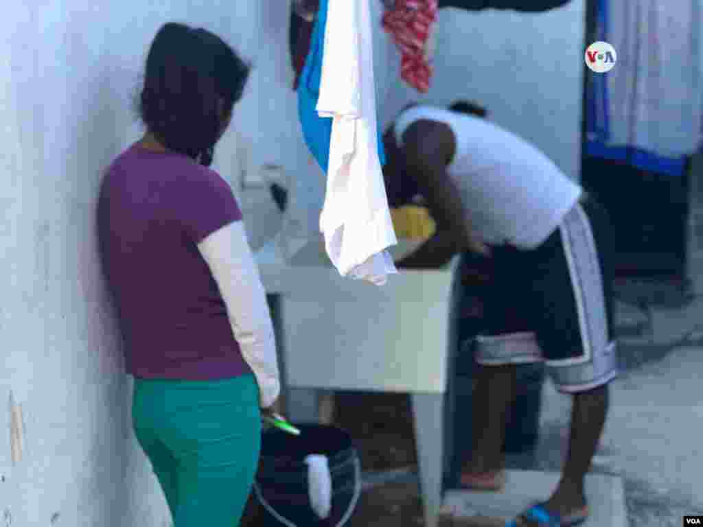 Esta niña migrante espera para lavarse los dientes en el refugio “El Buen Pastor”, en Ciudad Juárez, donde hay familias, hombres y mujeres que esperan cruzar a EE.UU. Photo: Celia Mendoza - VOA.