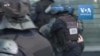 "Gilets jaunes" à Paris: images d'un homme blessé interpellé