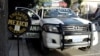 Una patrulla de la policía boliviana custodia la entrada de la sede de la embajada de México en La Paz. La cancillería ha denunciado el acto como un acoso, a lo que el gobierno transitorio de Jeanine Áñez , dice que es por seguridad.