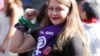 Jeune femme participant à un rassemblement pour marquer la Journée internationale des droits de la femme à Santiago du Chili, le 8 mars 2020. (Reuter/Sofia Yanjari)