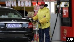 Quyết định tăng giá nhiên liệu mới nhất sẽ đẩy giá xăng lên 4 cent một lít, và giá dầu lên 5 cent.
