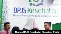 Staf BPJS Kesehatan Kediri, Jawa Timur dalam sosialisasi di sebuah ajang pameran.(Foto: Humas BPJS Kesehatan)