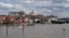 Pemandangan kota Orenburg yang dilanda banjir pada 13 April 2024. Layanan darurat Rusia pada 13 April 2024 menyatakan mereka telah mengevakuasi ribuan orang dari wilayah Orenburg di selatan Ural karena air banjir terus meningkat. (Olga MALTSEVA / AFP)