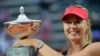 Maria Sharapova célèbre son titre de championne du Masters de Rome, Italie, le 20 mai 2012. (Photo by Andreas SOLARO / AFP)