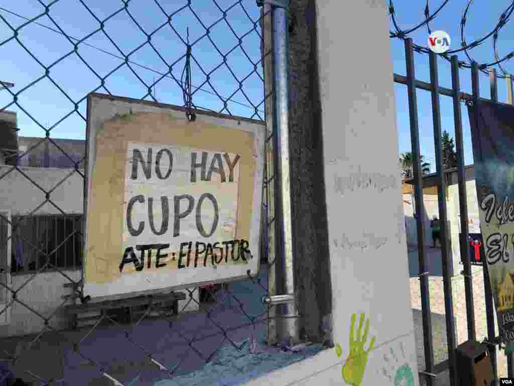 En la entrada de este albergue cuelga un aviso que indica que ya “no hay cupo” debido a la gran cantidad de migrantes que se encuentran en este refugio en Ciudad de Juárez, México. Photo: Celia Mendoza - VOA.