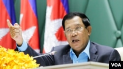 រូបឯកសារ៖ លោក​នាយក​រដ្ឋមន្រ្តី​ហ៊ុន សែន ថ្លែង​នៅ​ក្នុង​វេទិកា​ថ្នាក់ជាតិ​លើកទីមួយ​ស្ដី​អំពី​«​ការការពារ និង​អភិរក្ស​ធនធាន​ធម្មជាតិ​»​ នៅ​វិមា​ន​សន្តិភាព នៅ​ថ្ងៃ​ច័ន្ទ ទី​២២​ ខែ​សីហា ឆ្នាំ​២០១៦ នា​រាជធានីភ្នំពេញ។ (ឡេង ឡែន/VOA)