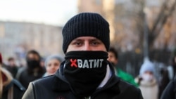 Un ciudadano ruso se manifiesta contra la invasión de Ucrania, en Moscú, el 27 de febrero de 2022.