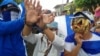Trabajadores de salud muestran sus manos esposadas como protesta durante una manifestación en la ciudad de León, Nicaragua. Octubre 18, 2018.