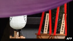Pohon suci 'sakaki' (tengah) yang dikirim mendiang PM Jepang Shinzo Abe sebagai persembahan ke Kuil Yasukuni pada 17 Oktober 2019. Korea Selatan, Minggu (21/4), memprotes persembahan Perdana Menteri Jepang Fumio Kishida untuk Kuil Yasukuni. (Foto: AFP)