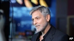 L'acteur George Clooney parle à des journalistes à son arrivée à la première de la série 'Catch22', à Londres, le 15 mai 2019. (AP - Invision / Grant Pollard)