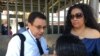 El abogado de los periodistas Miguel Mora y Lucía Pineda, Julio Montenegro asegura que sus clientes deben ser liberados cuanto antes. En esta foto lo acompañan la mamá de Lucía Pineda y la esposa de Mora. [Foto: Donaldo Hernández, VOA].