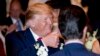 El presidente Donald Trump hace un gesto de aprobación al llegar a una cena de Nochebuena en Mar-a-lago en Palm Beach, Florida, el 24 de diciembre de 2019. AP/Andrew Harnik.