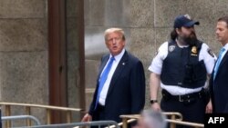 L'ancien président Donald Trump quitte le tribunal pénal de Manhattan après avoir été condamné, le 30 mai 2024.
