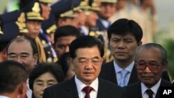 Chuyến công du 4 ngày của ông Hồ Cẩm Đào diễn ra trùng với hội nghị thượng đỉnh ASEAN tại thủ đô Phnom Penh.