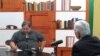 En la foto aparece el entrevistador de Televisión Jaime Arellano, quien retiro su programa de la televisión por el cierre de espacios.
