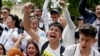 Jóvenes colombianos participan en una vigilia en homenaje al joven Dilan Cruz, quien falleció hace un mes durante las protestas contra el gobierno de Iván Duque. 