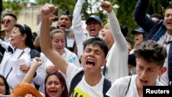 Jóvenes colombianos participan en una vigilia en homenaje al joven Dilan Cruz, quien falleció hace un mes durante las protestas contra el gobierno de Iván Duque. 