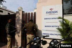 Polisi terlihat di gerbang kantor Marion Biotech, sebuah perusahaan perawatan kesehatan dan farmasi dan bagian dari Grup Emenox, yang sirup obat batuknya dikaitkan dengan kematian anak-anak di Uzbekistan, di Noida, India, 29 Desember 2022. (Foto: REUTERS/Anushree Fadnavis)