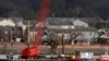 Los equipos de rescate y salvamento recuperan una parte de un helicóptero Black Hawk del ejército que chocó en el aire con un avión de American Airlines, el jueves 6 de febrero de 2025, en Arlington, Virginia.