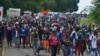 Migrantes caminan por la autopista 200 en ruta hacia Huixtla cerca de Tapachula, estado de Chiapas, México, el sábado 12 de octubre de 2019. 
