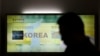 Un hombre pasa por un mapa de la península de Corea en el Puesto de Observación de Unificación cerca de la zona desmilitarizada entre las dos Coreas en Paju, al norte de Seúl.