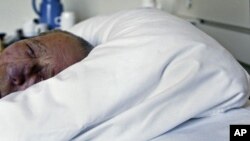 Một bệnh nhân Alzheimer ngủ suốt ngày trước khi qua đời tại một viện dưỡng lão ở Hà Lan
