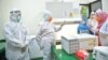 Gubernur Sulawesi Tengah Longki Djanggola (berpakaian APD lengkap) meninjau kesiapan Laboratorium Kesehatan Pemda Sulawesi Tengah yang mulai Senin (4/5) sudah dapat memeriksa sampel swab test dengan RT-PCR. (Foto: Courtesy/Humas Pemprov Sulteng)