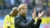 Jürgen Klopp applaudit lors du match contre le Bayern à Dortmund, Allemagne, le 12 septembre 2009.