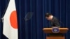 TT Kishida chào quốc kỳ Nhật Bản trước cuộc họp báo tại tư dinh thủ tướng ở Tokyo.