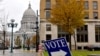 Un panneau dirige les électeurs vers un bureau de vote situé près du capitole à Madison, dans le Wisconsin, aux États-Unis, le 6 novembre 2018. (Photo: REUTERS/Nick Oxford)